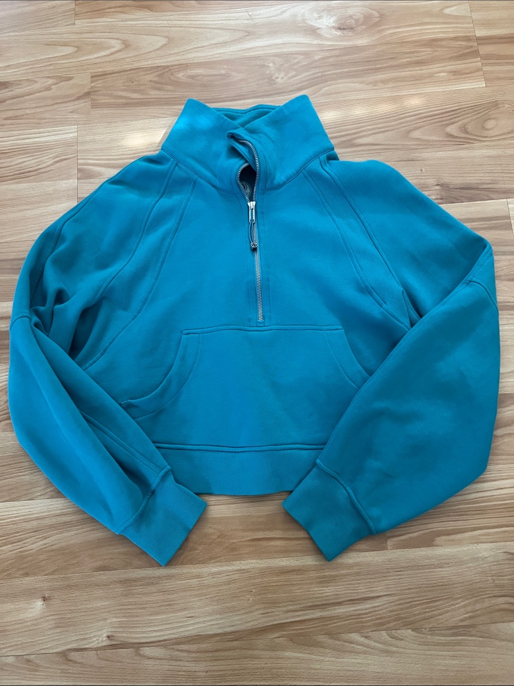 Lululemon Scuba Hoodie. Cropped. Good condition. Size M/L